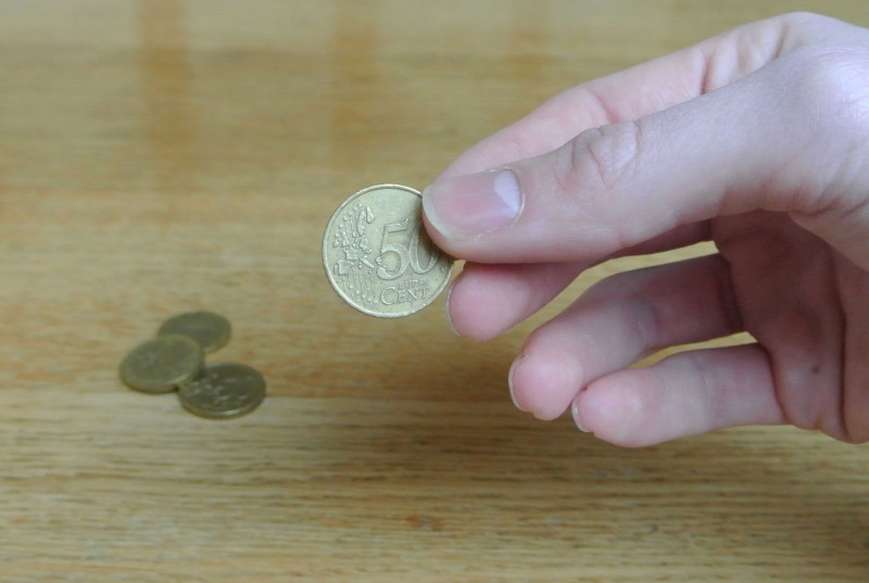 Dropping coin on a wood table download free stereo sound effect